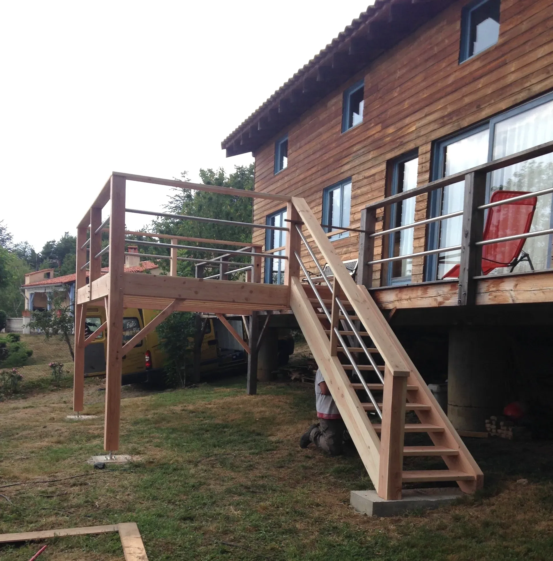 terrasse et escalier en bois et garde-corps