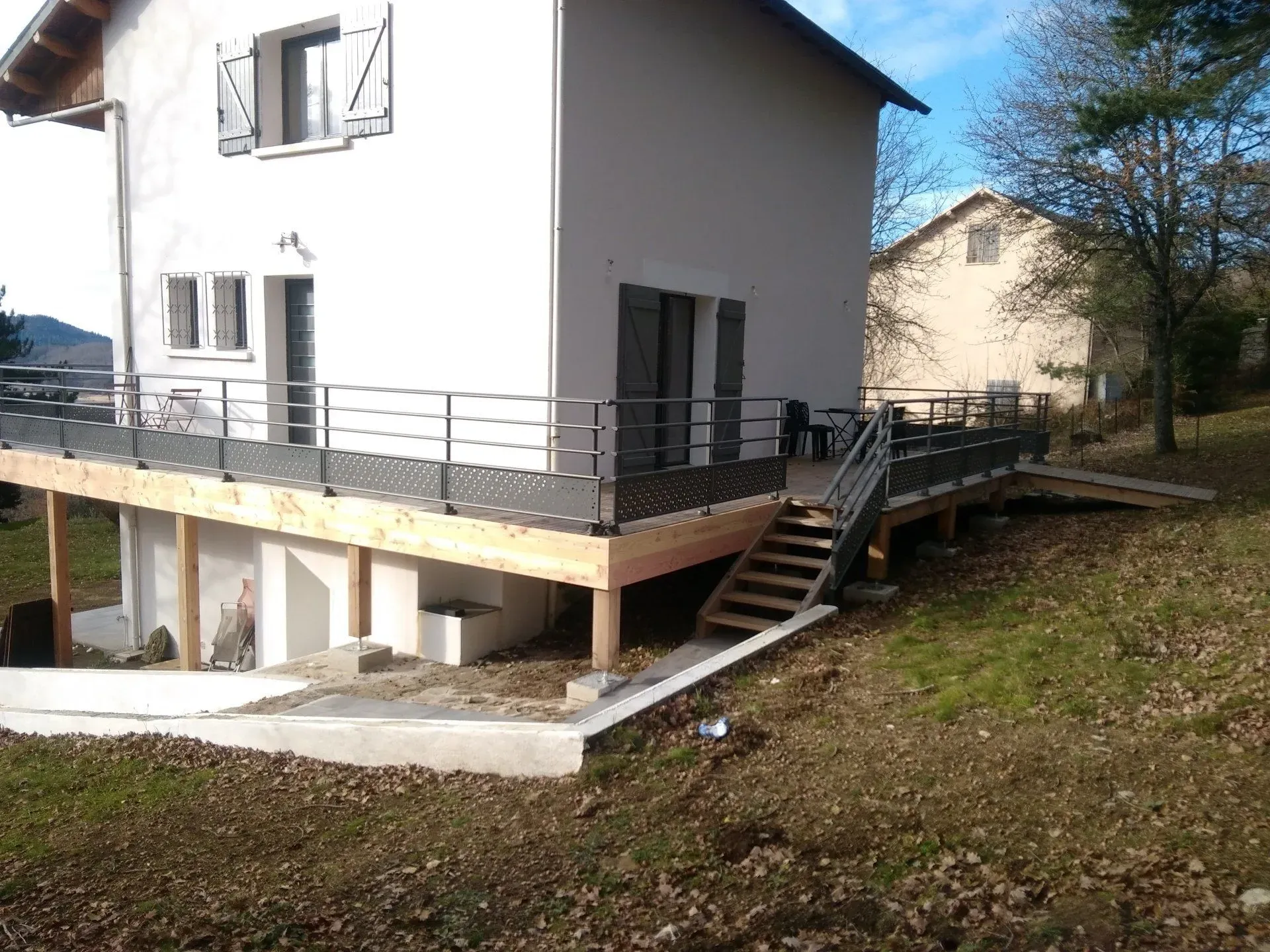 terrasse et escalier en bois et garde-corps en aluminium